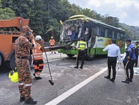 马来西亚一辆载有日本游客的巴士与卡车相撞，造成1人死亡，12人受伤